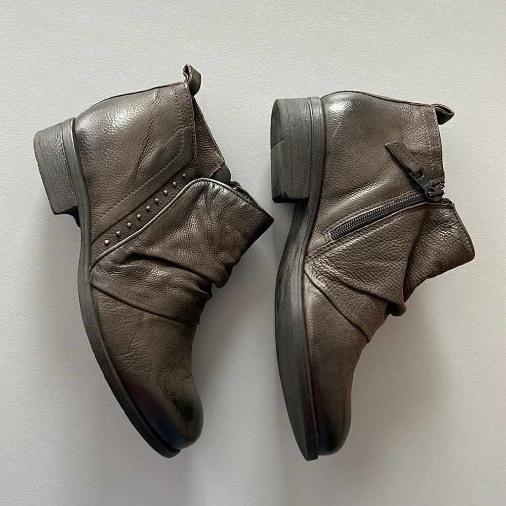 New Miz Mooz Women's Snap Wide Bootie in Ash Size 38 Wide